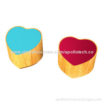 Portable Speakers with 20Hz-20kHz Frequency Response, Wooden Material, Heart Shape